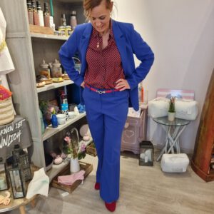 Frau stehend in clematis blauem Blazer mit dazu passender Hose mit geradem Schnitt und Bootcut