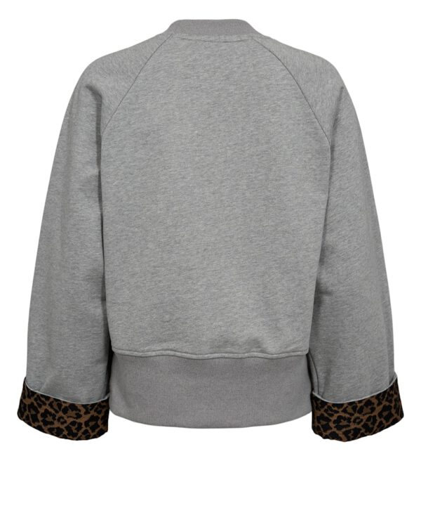 Graues cropped geschnittenes Sweatshirt mit Rundhalsausschnitt, seitlichen Schlitzen, geripptes Bündchen am Saum und aufgeschlagenen Ärmel im Leoprint