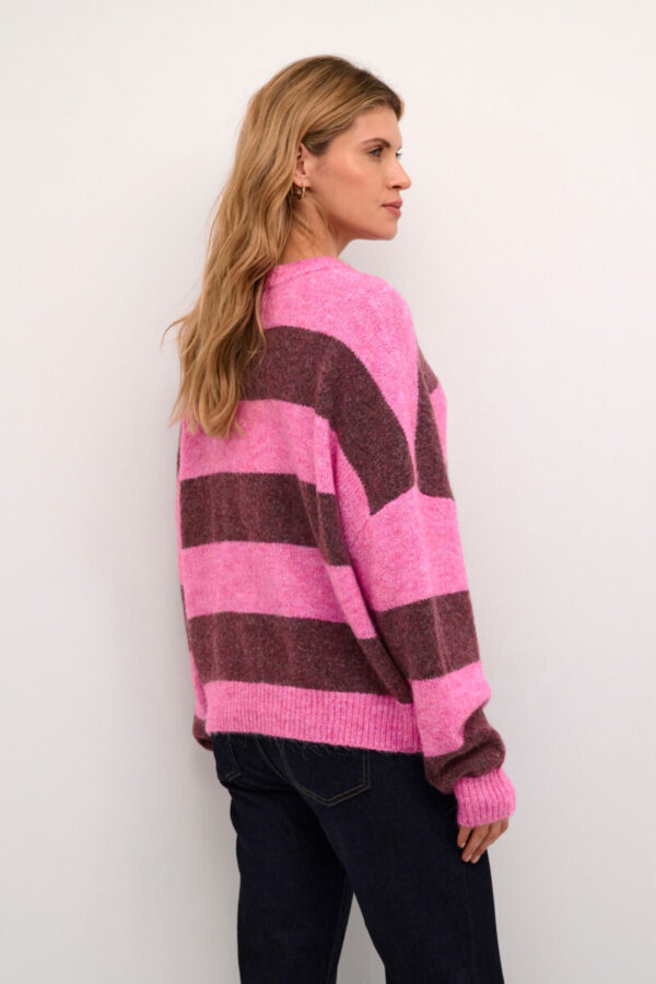 Frau in Halbfigur in einem pink beerenfarbenden Pullover in gestreift mit Rundhalsausschnitt