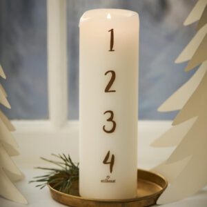 Stumpenkerze in weiss mit den Zahlen 1,2,3,4 darau gedruckt für die Adventszeit