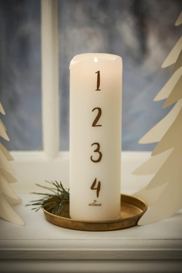 Stumpenkerze in weiss mit den Zahlen 1,2,3,4 darau gedruckt für die Adventszeit