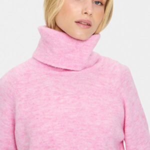 Blonde Frau in einem rosa melierten Rollkragenpullover