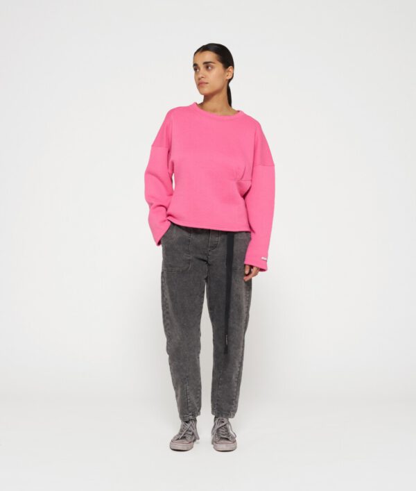 Frau trägt Sweatshirt smock von 10days in Pink