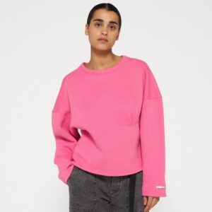 Frau trägt Sweatshirt smock von 10days in Pink