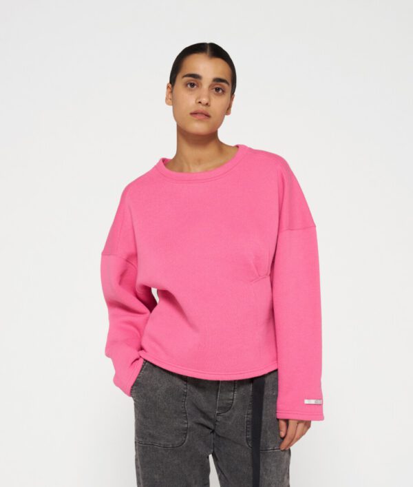 Frau trägt Sweatshirt smock von 10days in Pink