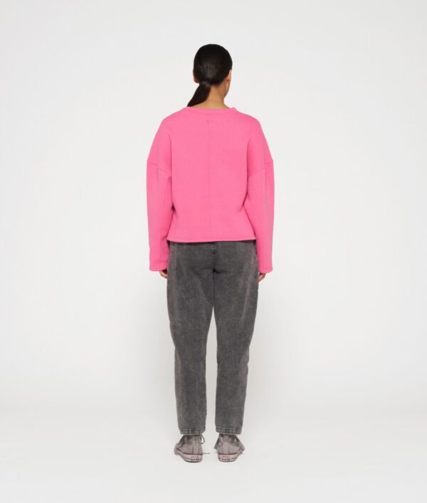 Frau trägt Sweatshirt smock von 10days in Pink von hinten