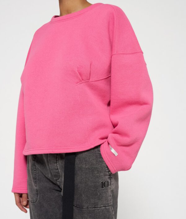 Frau trägt Sweatshirt smock von 10days in Pink