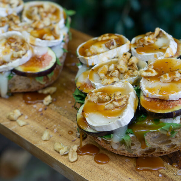 Gesalzene Karamellcreme auf Ziegenkäse mit Wallnüssen Rezeptidee