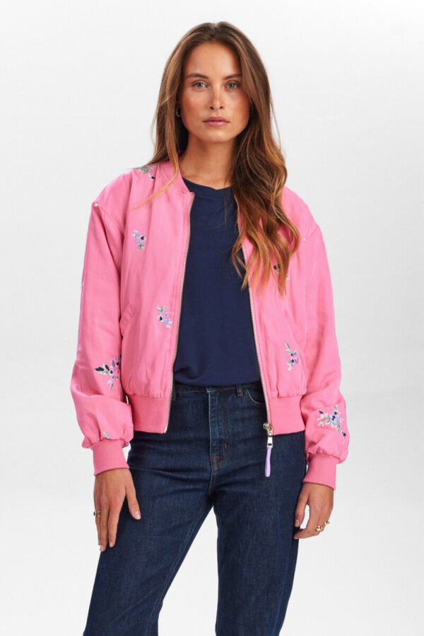 Jacke NUELLANORA EMBROIDERY von Nümph ist pink bestickt mit Blumen im Bomberjacke Style