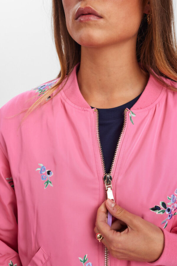 Jacke NUELLANORA EMBROIDERY von Nümph ist pink bestickt mit Blumen im Bomberjacke Style