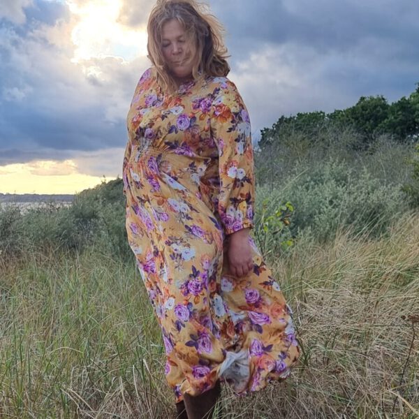 Frau in buntem Kleid mit Blumenprint