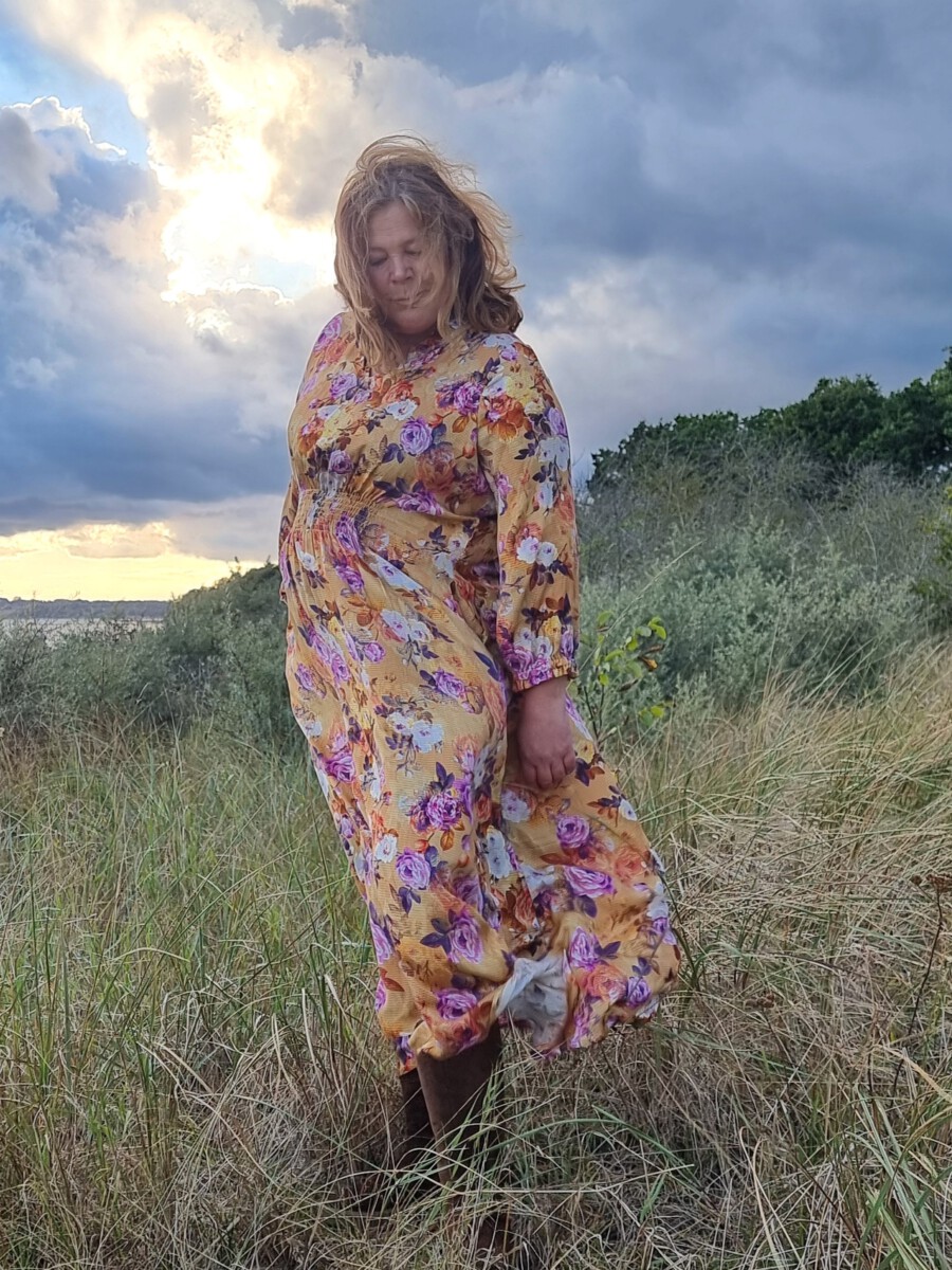 Frau in buntem Kleid mit Blumenprint