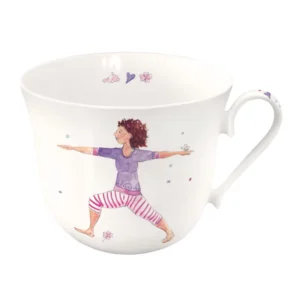 Becher Kleine Auszeit in weiss mit farbig gezeichneten Motiven von Frauen in Yoga Positionen von Karin Tauer