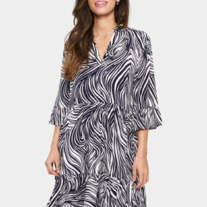 Kurzes EdaSZ Sommerkleid mit abstraktem Print in Off-White und Marineblau, locker geschnitten. Mit V-Ausschnitt, ellbogenlangen Ärmeln und leicht ausgestelltem Saum. Aus weichem Webstoff gefertigt. Das Model ist 175 cm groß und trägt Größe S.