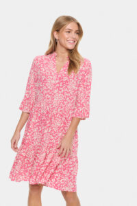 EdaSZ Kleid von Sainttropez in weiss pink gemustert mit halblangen Ärmeln und knielang locker und weit fallend