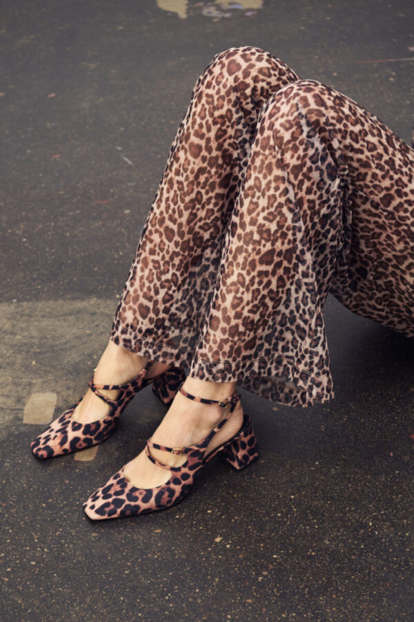 Weite, halbtransparente leichte Hose mit Gummizug im Leoprint und seitlichen Taschen