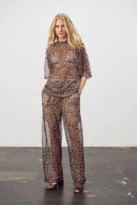 Loreen Pants von Sait Tropez Weite, halbtransparente leichte Hose mit Gummizug im Leoprint und seitlichen Taschen