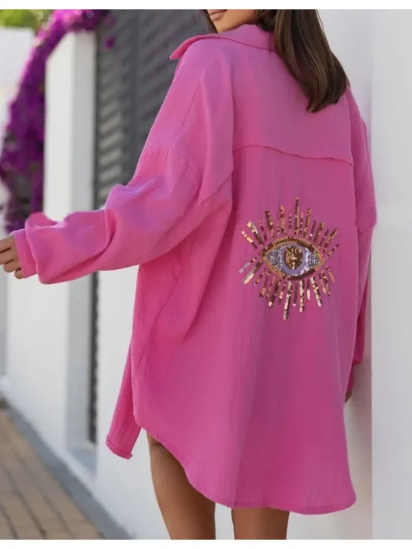 Mousselinebluse in Pink und von hinten ein aufgesticktes Auge in Pailletten