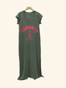 Sommerkleid Namaste in khaki mit neopinken Aufdruck Namaste lang und kurzärmelig