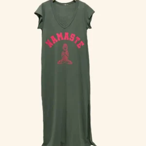 Sommerkleid Namaste in khaki mit neopinken Aufdruck Namaste lang und kurzärmelig