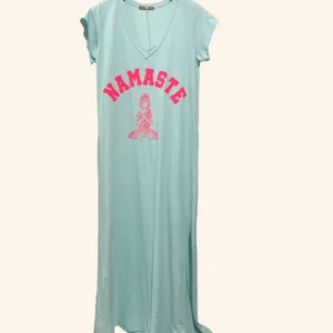 Sommerkleid türkis Namaste in türkisblau mit pinkem Aufdruck Namaste mit kurzen Ärmeln und Rundhalsausschnitt Onesize