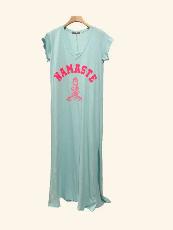 Sommerkleid türkis Namaste in türkisblau mit pinkem Aufdruck Namaste mit kurzen Ärmeln und Rundhalsausschnitt Onesize