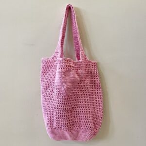 Häkeltasche in rosa mit Knopf zum Verschliessen von ByBazz