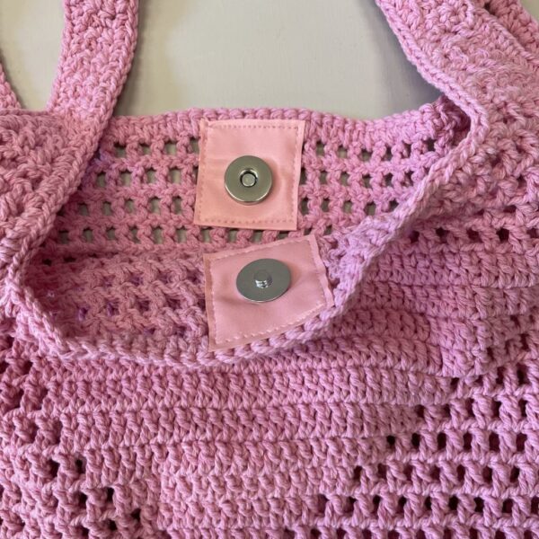 Häkeltasche in rosa mit Knopf zum Verschliessen von ByBazz